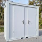 Sanitärcontainer SCD RAL 9002 Grauweiß | H 2335 x B 2400 x T 1200 mm | 2 Türen | 2x WC