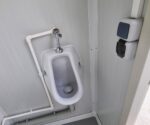 Sanitärcontainer SCEW RAL 9002 Grauweiß | H 2335 x B 1650 x T 1200 mm | Tür einflügelig | mit Warmwasser – Bild 4