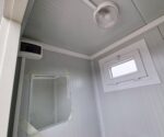 Sanitärcontainer SCEW RAL 9002 Grauweiß | H 2335 x B 1650 x T 1200 mm | Tür einflügelig | mit Warmwasser – Bild 3